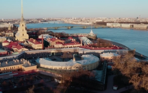 Военнослужащие продезинфицируют стены Петропавловской крепости
