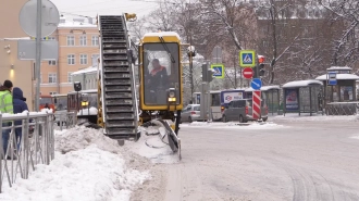 За сутки с улиц Петербурга вывезли 1100 кубометров снега 