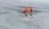 Рыбаки провалились под лед на Ладожском озере. Их спасли