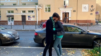 "Голосуйте по любви": пары целуются у избирательных участков в Петербурге