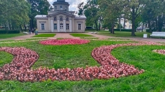 В Петергофе обновили сад дома Струкова