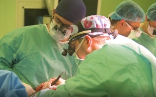 Хирурги восстановили пальцы 7-летней петербурженке, получившей удар топором