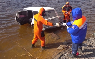 В Ленобласти спасатели вытащили из Невы пустую машину