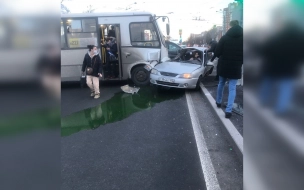 Четыре человека пострадали в ДТП с маршруткой на проспекте Ветеранов
