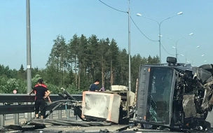 На Новоприозерском шоссе перевернулся грузовик