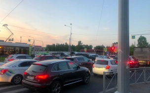 Жители Красногвардейского района недовольны пробками из-за ремонта на Рябовском шоссе