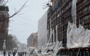 Ветер сорвал строительные леса с дома на Малом проспекте Петроградской стороны