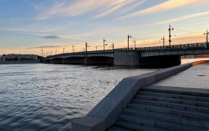 Полицейские спасли мужчину от падения с Литейного моста