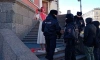 В Петербурге полиция задержала активистку, облившую себя красной краской