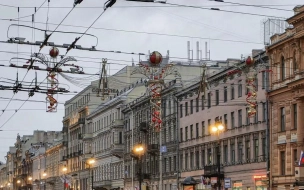 В Петербурге начали украшать к Новому году Невский проспект