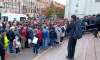 Петербуржцы стоят в огромной очереди у входа на станцию "Василеостровская" 