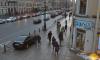 Ford с правительственными номерами заметили на тротуаре в центре Петербурга