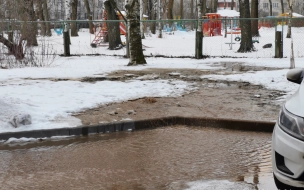 На улице Академика Байкова прорвало трубу во дворе жилого дома