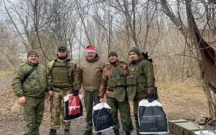 Милонов в костюме Деда Мороза поздравил военнослужащих с наступающими праздниками
