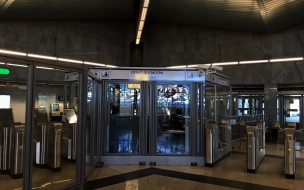 Пассажиры вновь могут заплатить за проезд в метро Петербурга в кассе по карте