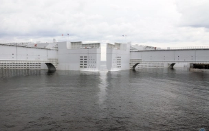 Затворы петербургской дамбы закроют ночью из-за угрозы наводнения