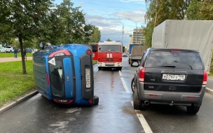 Kia перевернулась на бок в результате аварии на Замшиной улице