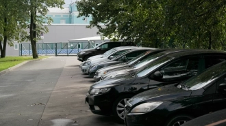 Многодетным семьям в Петербурге предоставят льготные места на парковках