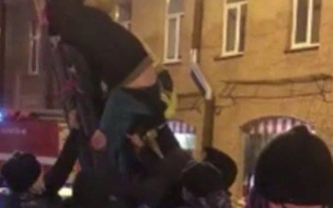 Спасатели сняли с балкона "человека-паука" на Воскова и передали медикам: фото спасателей