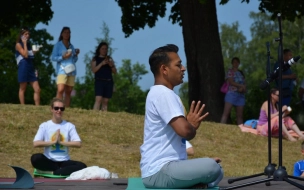 Во Всеволожске вечером 21 июня отметят X Международный день йоги