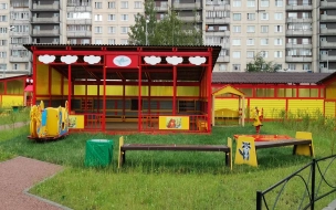В Петербурге пьяный отчим оставил на детской площадке коляску с младенцем