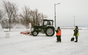 На Выборгском шоссе снегоуборочный трактор ударил ковшом школьницу по лбу
