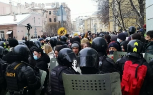 Мужчину, который дернул росгвардейца за штаны на митинге, освободили из здания суда