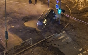В Петербурге скончался мужчина, упавший с машиной в яму с кипятком
