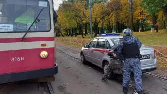 Неадекватный петербуржец полчаса не выпускал трамваи из депо на проспекте Стачек