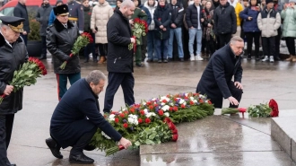 В Петербурге 23 февраля возложили цветы к обелиску "Городу-Герою Ленинграду"