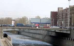 Сотрудники МЧС спасли девушку, которая пыталась спрыгнуть с моста на Обводном канале