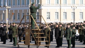 Военные самолеты и вертолеты в небе заметили в Петербурге