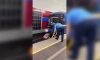 На "синей" ветке петербургского метро на пути упал человек