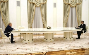 Reuters: президента Франции Макрона отделили от Путина столом из-за отказа сдать ПЦР-тест