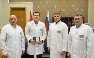 В Петербурге 79 медикам вручены знаки отличия "За доблесть в спасении"