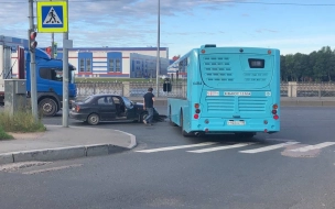 Очередное ДТП и опасный разворот: в Петербурге в четверг зафиксировано два инцидента с новыми автобусами