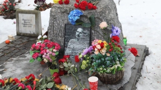 Стала известна история создания памятника на могиле Алексея Балабанова