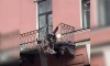 В центре Петербурга пара упала с балкона 