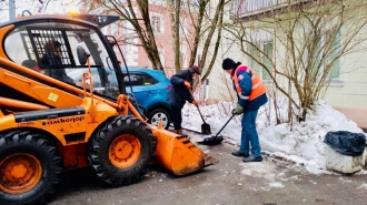 Больше 6 тыс. дворников убирают снег с улиц Петербурга