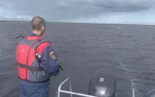 Спасатели доставили на берег с акватории Ладожского озера пожилого мужчину на лодке