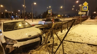 Таксист врезался в прицеп "Вольво" на Пискаревском 