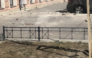 На улице Чайковского прохожий чудом не пострадал от упавшего с козырька дома декора