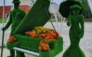 Клумба-рояль с бархатцами появилась у музыкальной школы в Сланцах