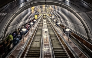 Падением женщины-инвалида на эскалаторе в метро Петербурга заинтересовалась прокуратура