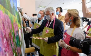 В Петербурге благодарные пациенты нарисовали картину для врачей