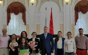 Губернатор вручил 14 петербургским многодетным семьям медали