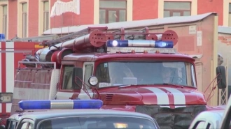 В Выборгском районе 16 спасателей ночью тушили мебель в "однушке"