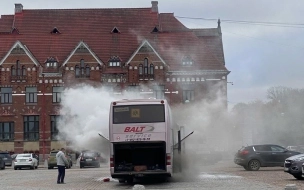 Туристический автобус загорелся на Рыночной площади в Выборге