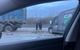 Микроавтобус и грузовик столкнулись на КАД