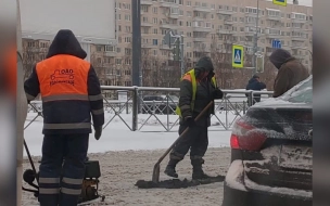 Рабочие решили уложить асфальт на Долгоозерной улице во время снегопада